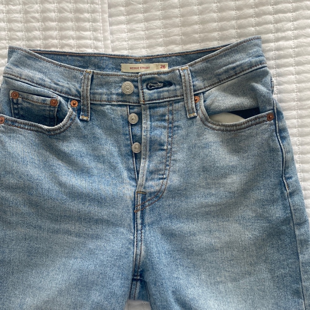 Levi’s high rise wedgie straight, light wash size 26 jeans